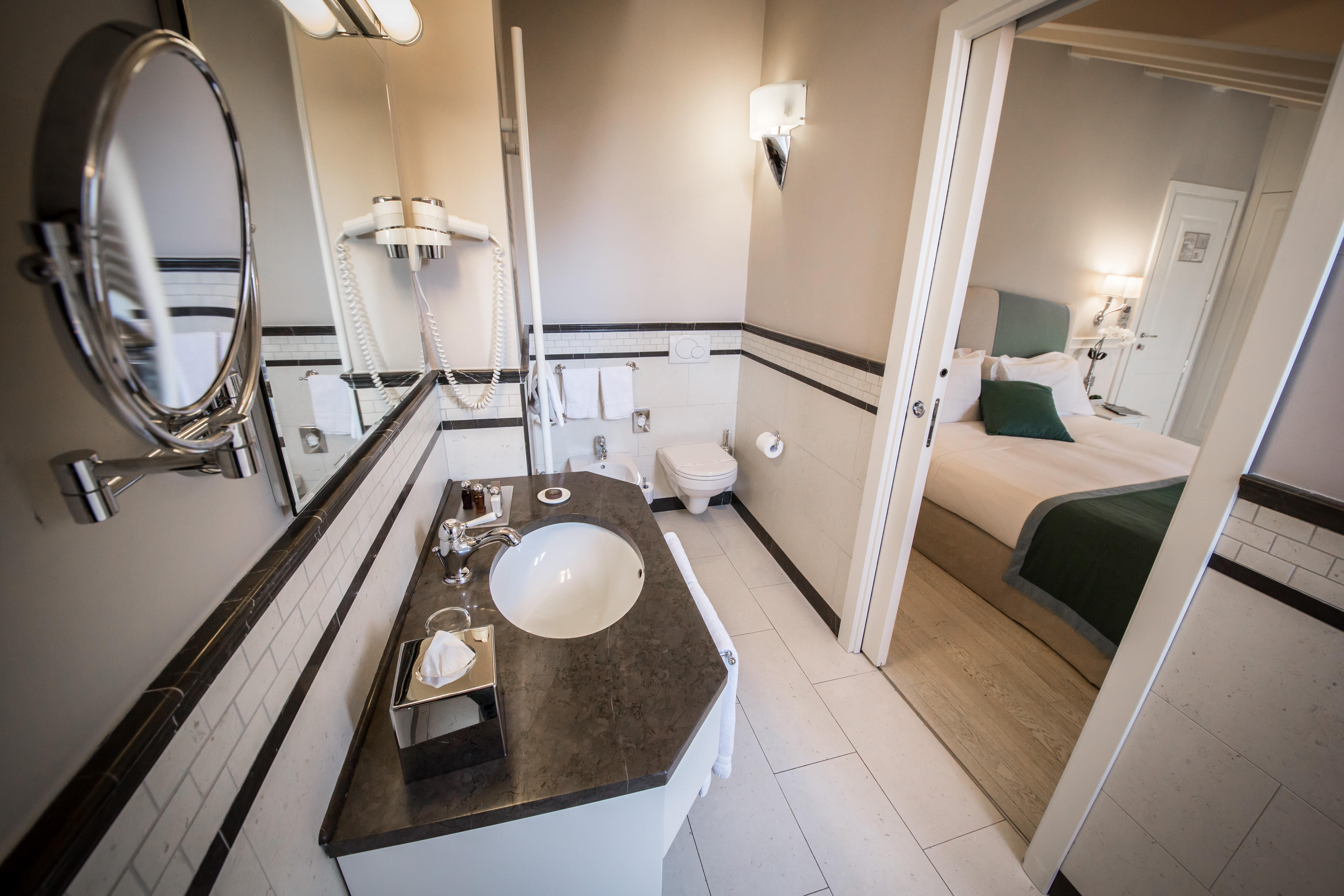 Victoria Hotel Letterario Trieste Luaran gambar