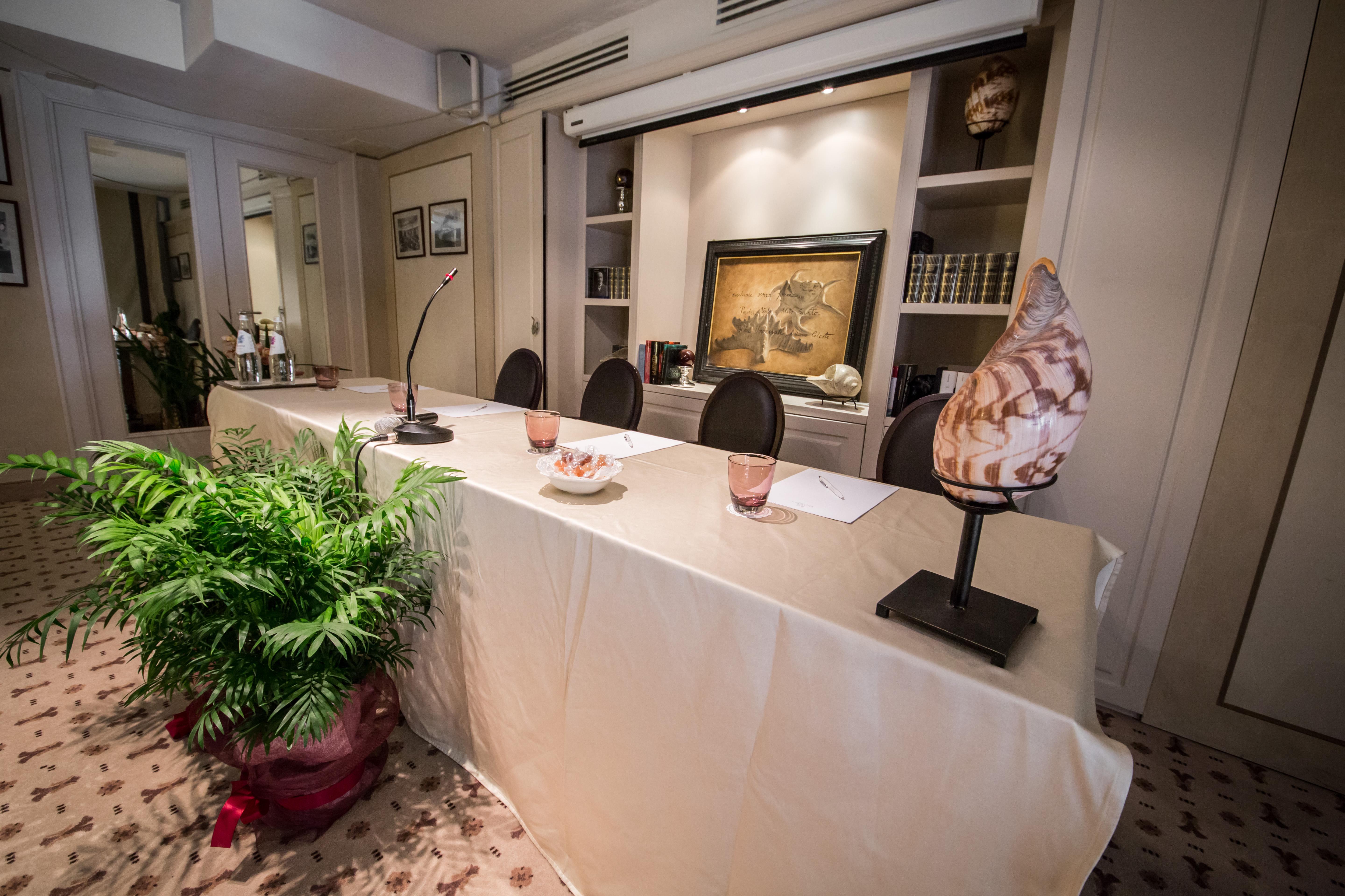 Victoria Hotel Letterario Trieste Luaran gambar