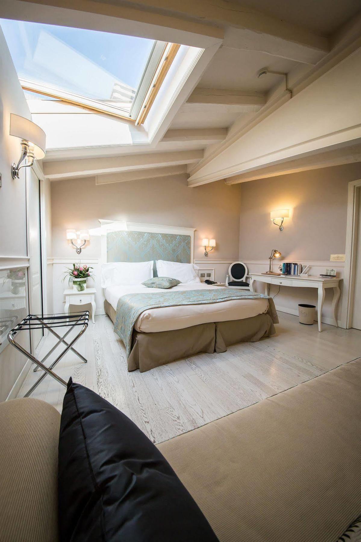 Victoria Hotel Letterario Trieste Luaran gambar